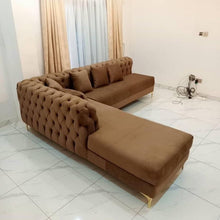 Load image into Gallery viewer, New York Chesterfield couch R9500
